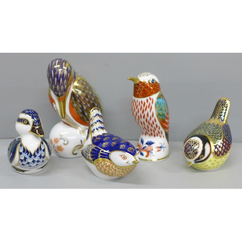 630 - Five Royal Crown Derby bird paperweights, two with gold and three with silver stoppers