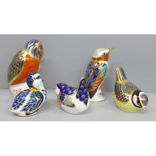 630 - Five Royal Crown Derby bird paperweights, two with gold and three with silver stoppers