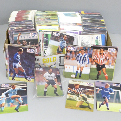 653 - A box of Pro Set football cards