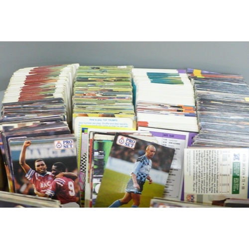 653 - A box of Pro Set football cards