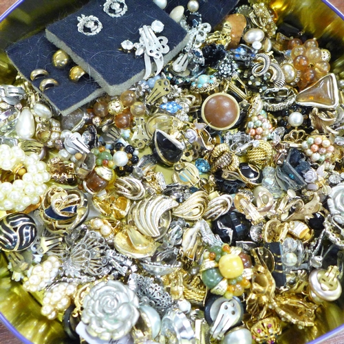 655 - Approximately 100 pairs of vintage clip on earrings