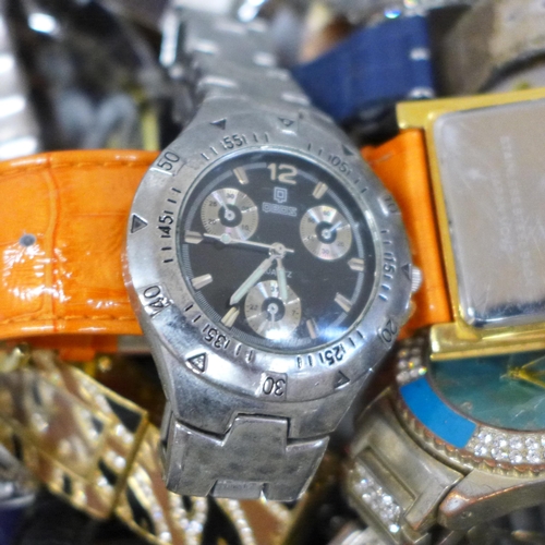 662 - Assorted lady's and gentlemen's wristwatches