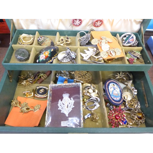 679 - A jewellery box and costume jewellery