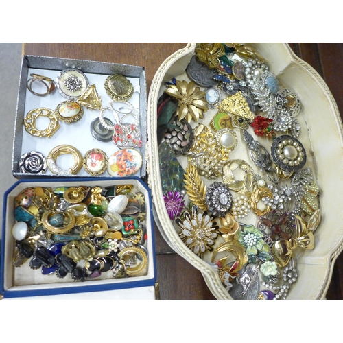 691 - A tray of brooches, scarf clips and earrings