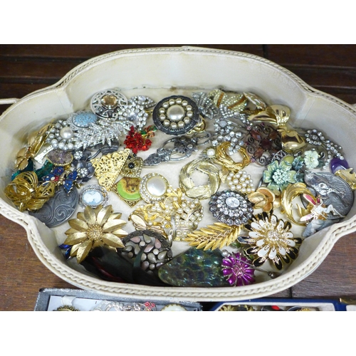 691 - A tray of brooches, scarf clips and earrings