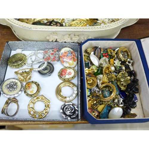 691 - A tray of brooches, scarf clips and earrings