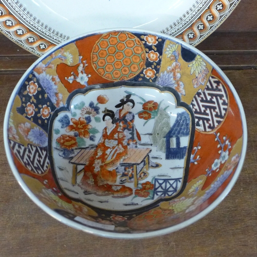 703 - A Chinese Imari bowl and a 19th Century circular charger, Etruscan vases pattern (2)