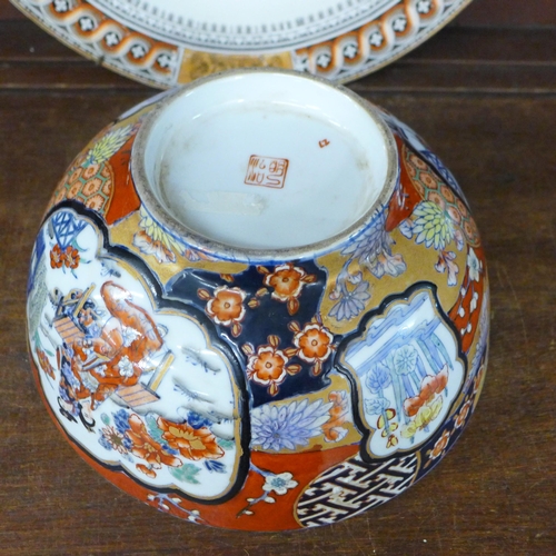 703 - A Chinese Imari bowl and a 19th Century circular charger, Etruscan vases pattern (2)