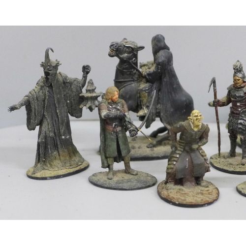 706 - Over 50 Lord of the Rings metal figures