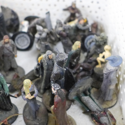 706 - Over 50 Lord of the Rings metal figures