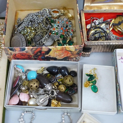 707 - A small case of vintage jewellery including a Victorian locket and chain, silver jewellery, etc.