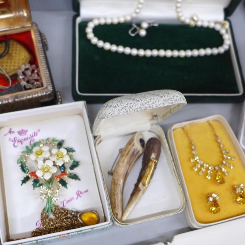 707 - A small case of vintage jewellery including a Victorian locket and chain, silver jewellery, etc.