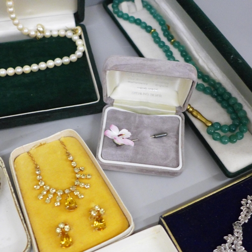 707 - A small case of vintage jewellery including a Victorian locket and chain, silver jewellery, etc.