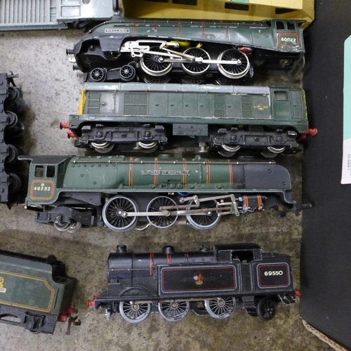 708 - A box of Hornby 00 gauge model rail