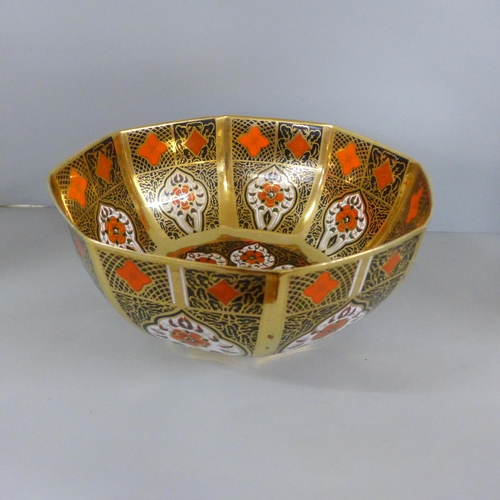 788 - A large Abbeydale Imari bowl, 28cm, gilding on inner bowl repainted **PLEASE NOTE THIS LOT IS NOT EL... 