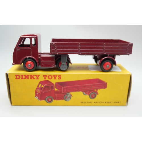 846 - A Dinky Toys 421 Electric Articulated Lorry, boxed