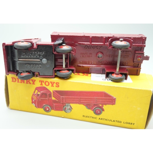 846 - A Dinky Toys 421 Electric Articulated Lorry, boxed