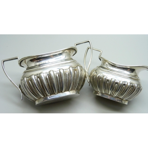 861 - A silver cream and sugar, Birmingham 1905, 159g