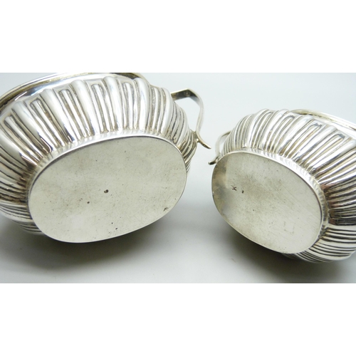 861 - A silver cream and sugar, Birmingham 1905, 159g