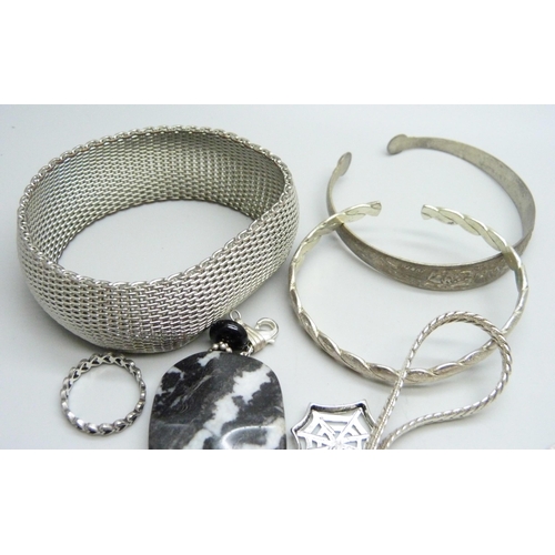 880 - A collection of silver tone jewellery