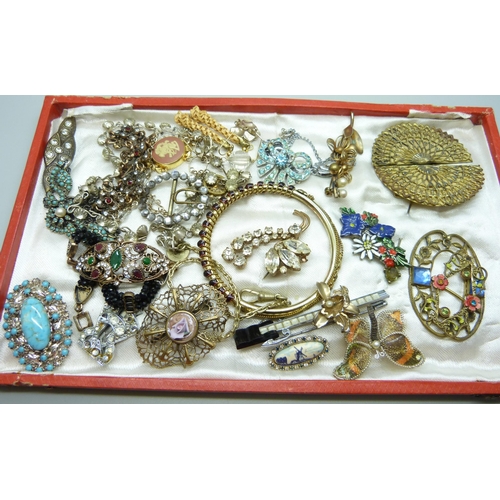 887 - A collection of vintage jewellery