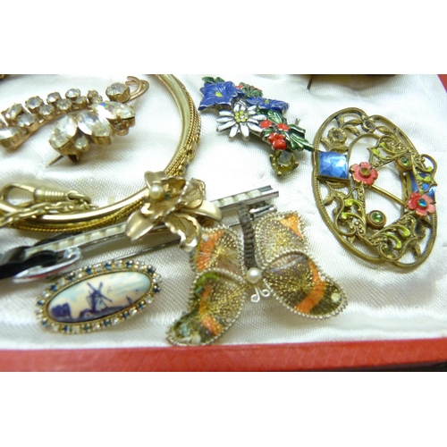 887 - A collection of vintage jewellery