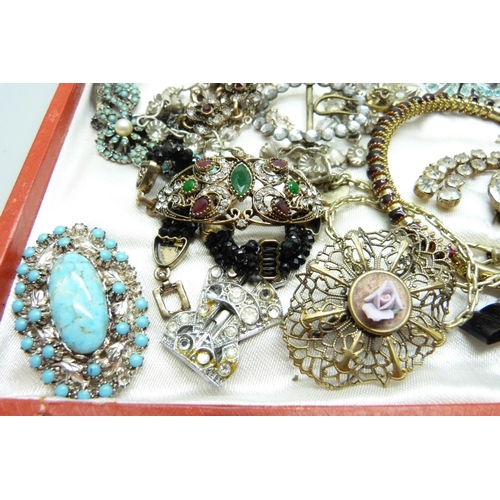 887 - A collection of vintage jewellery