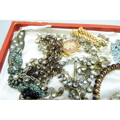 887 - A collection of vintage jewellery