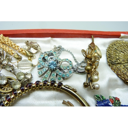 887 - A collection of vintage jewellery