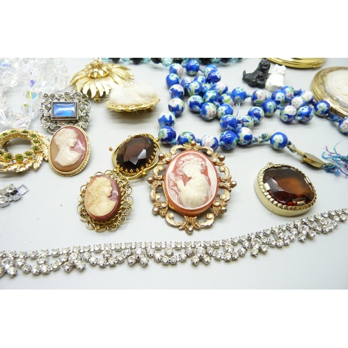 903 - Vintage jewellery and two compacts