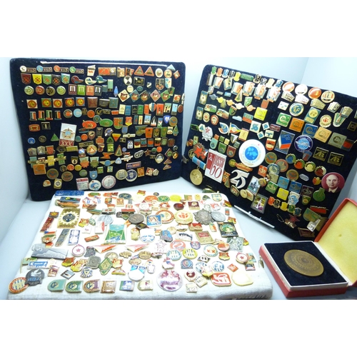 904 - A large collection of Eastern European badges and one boxed medallion