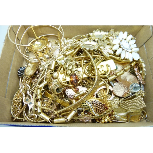 905 - A collection of gold tone jewellery