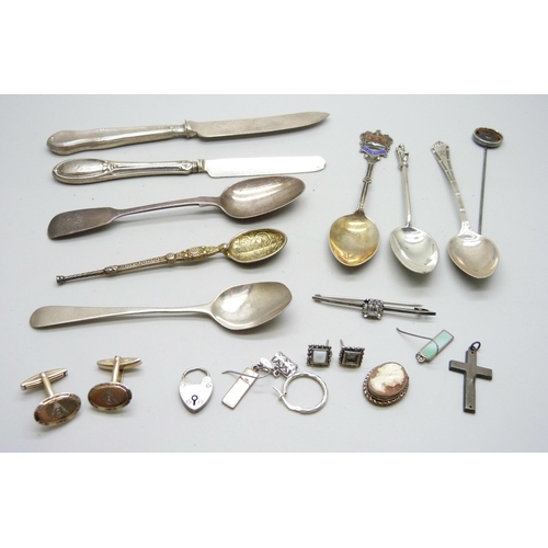 912 - Six silver spoons, 77g, silver jewellery a silver knife, one other knife and jewellery