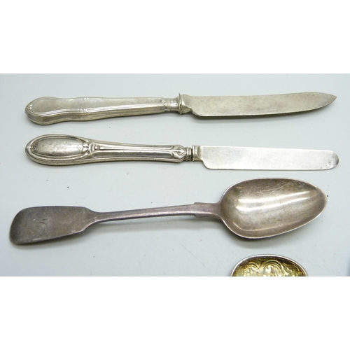 912 - Six silver spoons, 77g, silver jewellery a silver knife, one other knife and jewellery