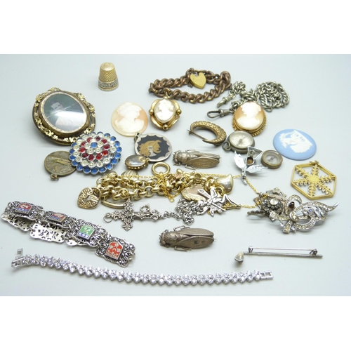 914 - Vintage jewellery including two scarab brooches and a sterling silver golf club brooch