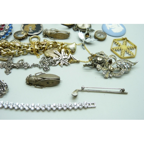 914 - Vintage jewellery including two scarab brooches and a sterling silver golf club brooch