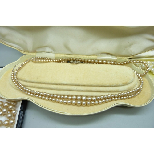 918 - Faux pearl necklaces, boxed