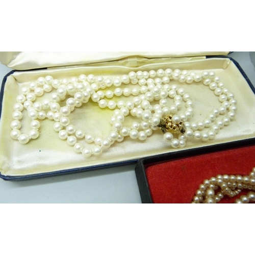 918 - Faux pearl necklaces, boxed