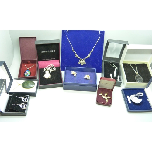 922 - Jewellery including silver