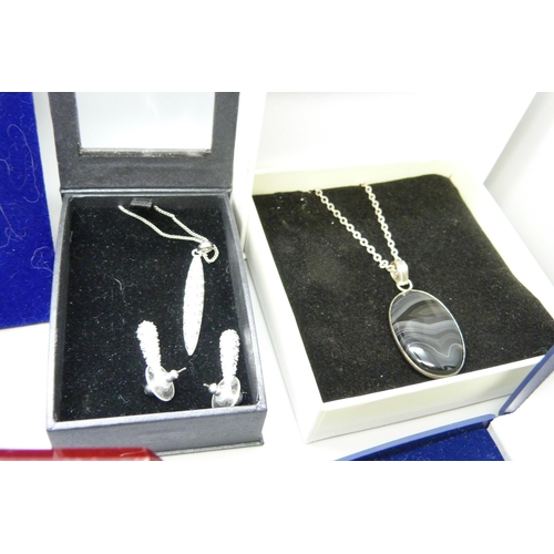 922 - Jewellery including silver