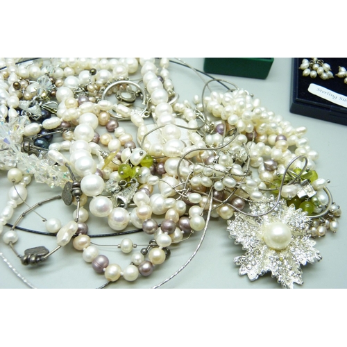 925 - A collection of silver mounted pearl jewellery