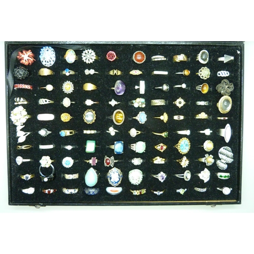 933 - A display case with 100 costume rings