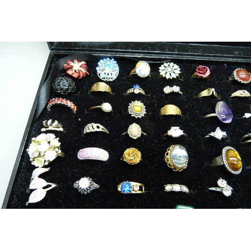 933 - A display case with 100 costume rings