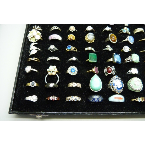 933 - A display case with 100 costume rings