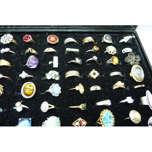 933 - A display case with 100 costume rings