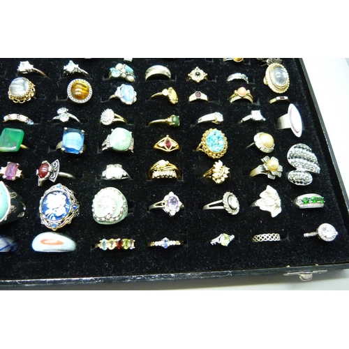 933 - A display case with 100 costume rings