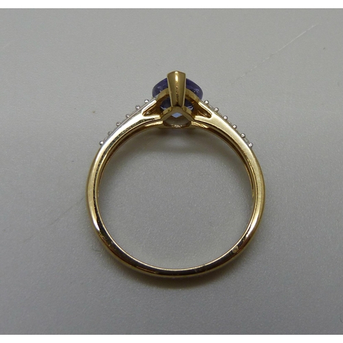 940 - A 9ct gold pear shape tanzanite and zircon ring, 2.1g, N