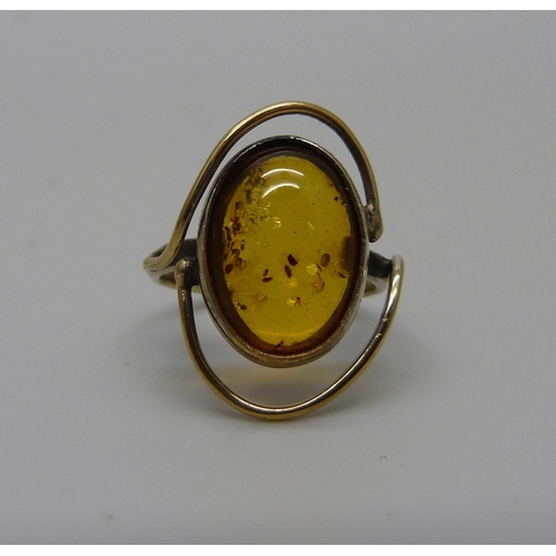 945 - A silver gilt cabochon amber ring, H