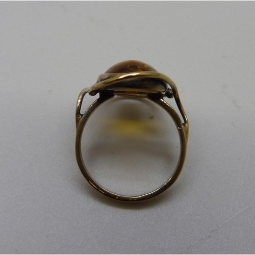 945 - A silver gilt cabochon amber ring, H