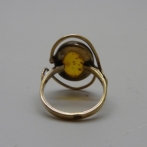 945 - A silver gilt cabochon amber ring, H